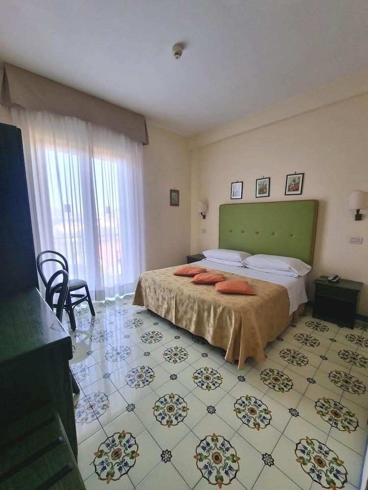 Hotel Girasole Sorrento Exteriör bild